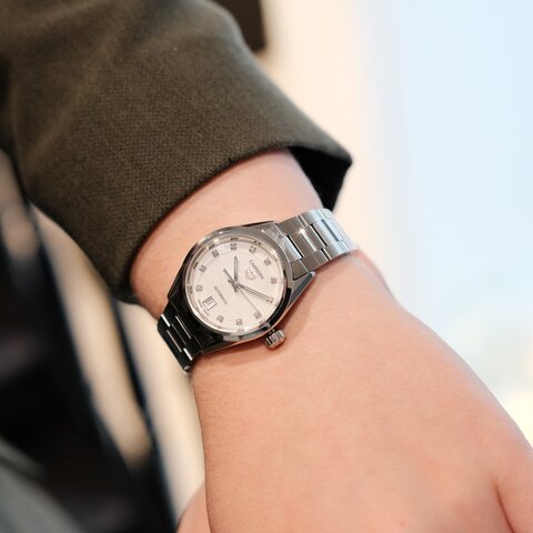 montre TAG Heuer avec un boîtier en acier, un cadran nacre avec brillant et un diamètre de 29 mm