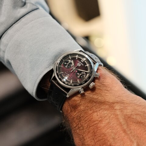 montre TAG Heuer avec un boîtier en acier, un cadran pourpre et un diamètre de 39 mm