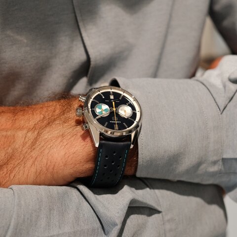 TAG Heuer horloge met een kast in staal, met een wijzerplaat in het blauw en een diameter van 42 mm