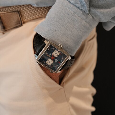 montre TAG Heuer avec un boîtier en acier, un cadran bleu et un diamètre de 39 mm