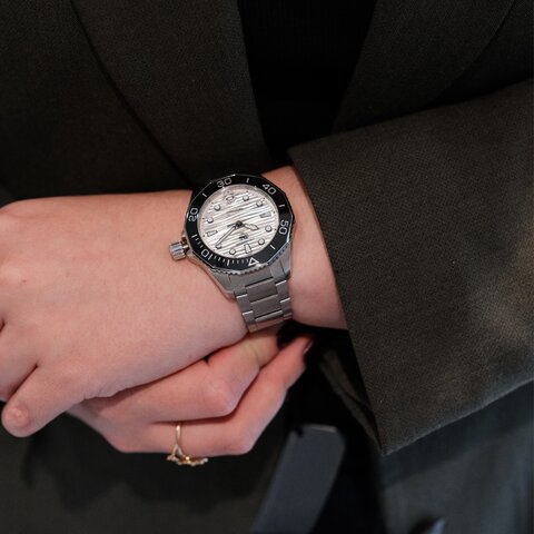 montre TAG Heuer avec un boîtier en acier, un cadran argent et un diamètre de 36 mm