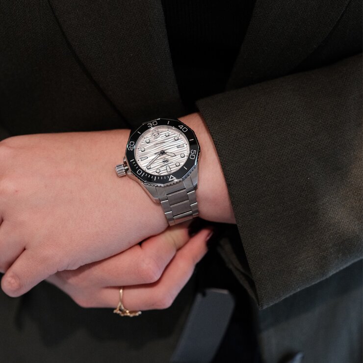 montre TAG Heuer avec un boîtier en acier, un cadran argent et un diamètre de 36 mm