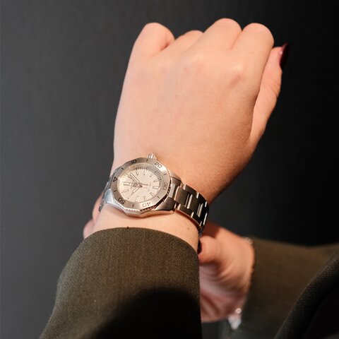 montre TAG Heuer avec un boîtier en acier, un cadran argent et un diamètre de 30 mm