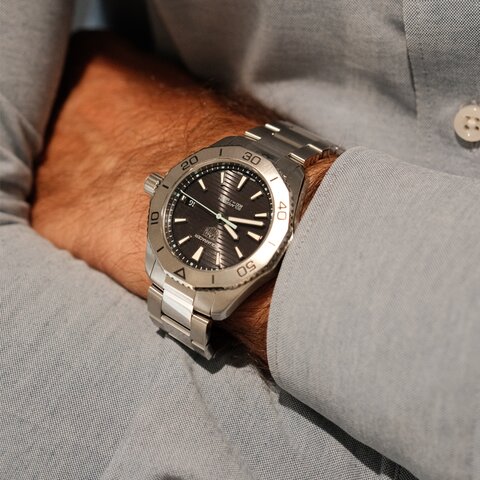 montre TAG Heuer avec un boîtier en acier, un cadran noir et un diamètre de 40 mm