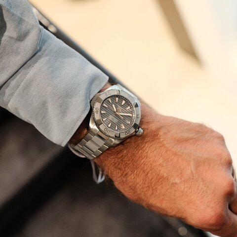 montre TAG Heuer avec un boîtier en titane, un cadran gris et un diamètre de 40 mm