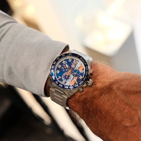 montre TAG Heuer avec un boîtier en acier, un cadran bleu et un diamètre de 43 mm