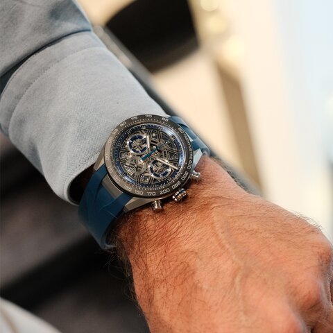 montre TAG Heuer un cadran bleu et un diamètre de 44 mm
