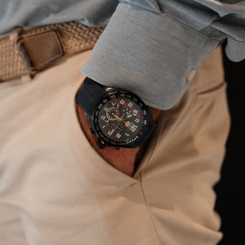 montre TAG Heuer avec un boîtier en acier, un cadran bleu et un diamètre de 43 mm