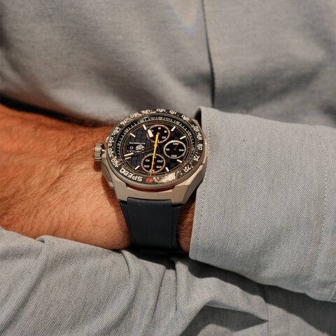 montre TAG Heuer avec un boîtier en carbone sur titane, un cadran bleu et un diamètre de 44 mm