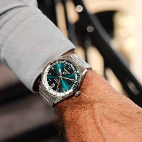 montre TAG Heuer avec un boîtier en acier, un cadran vert et un diamètre de 41 mm