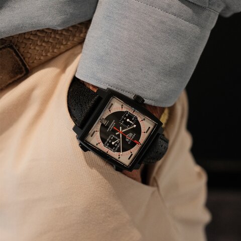 montre TAG Heuer avec un boîtier en titane, un cadran noir et un diamètre de 39 mm