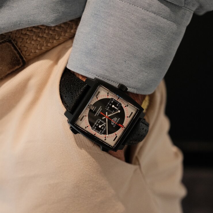 montre TAG Heuer avec un boîtier en titane, un cadran noir et un diamètre de 39 mm