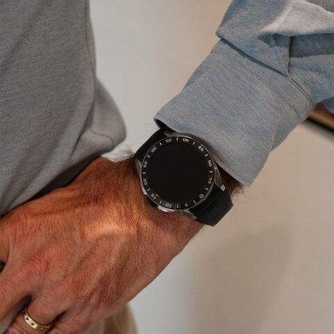 montre TAG Heuer avec un boîtier en céramique sur acier, un cadran noir et un diamètre de 45 mm
