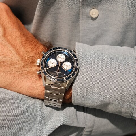 montre TAG Heuer avec un boîtier en céramique sur acier, un cadran bleu et un diamètre de 42 mm