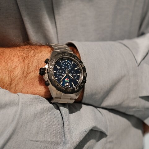 montre TAG Heuer avec un boîtier en acier, un cadran bleu et un diamètre de 43 mm