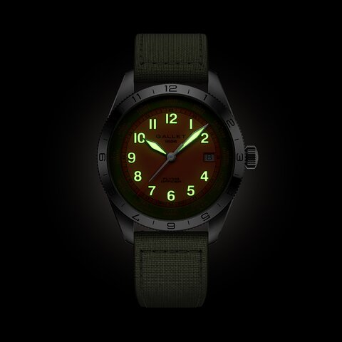 montre Gallet avec un boîtier en acier, un cadran orange et un diamètre de 40 mm