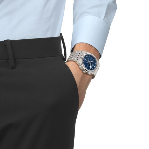 montre Tissot avec un boîtier en acier, un cadran bleu et un diamètre de 41 mm