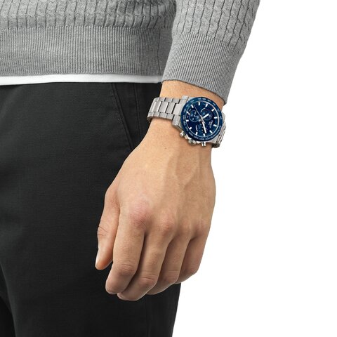 montre Tissot avec un boîtier en acier, un cadran bleu et un diamètre de 42 mm