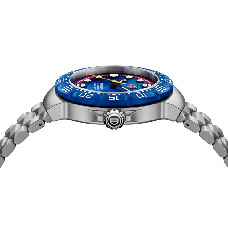 montre TAG Heuer avec un boîtier en polylight sur acier, un cadran bleu et un diamètre de 38 mm