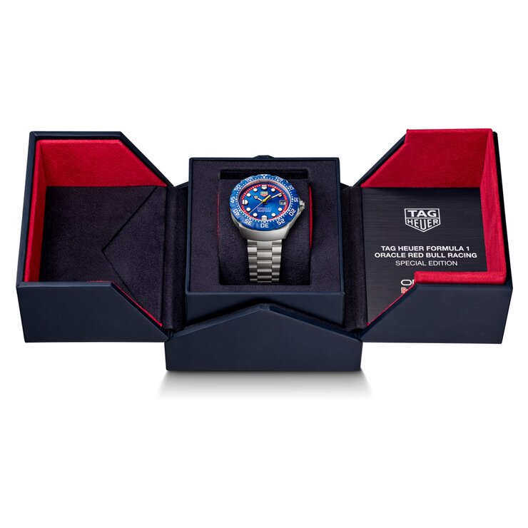montre TAG Heuer avec un boîtier en polylight sur acier, un cadran bleu et un diamètre de 38 mm
