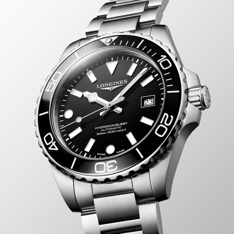 montre Longines avec un boîtier en céramique sur acier, un cadran noir et un diamètre de 42 mm