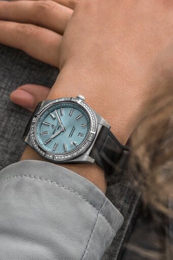 g10380591c1s1-chronomat-automatic-36-on-wrist.jpg